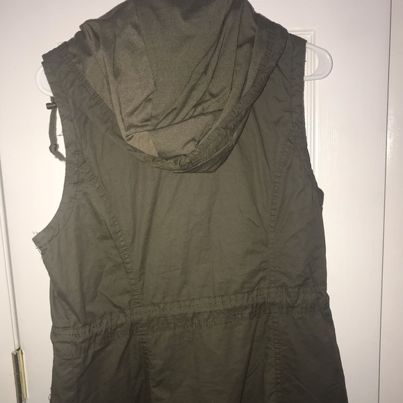 Vest - Picture 3 of 4